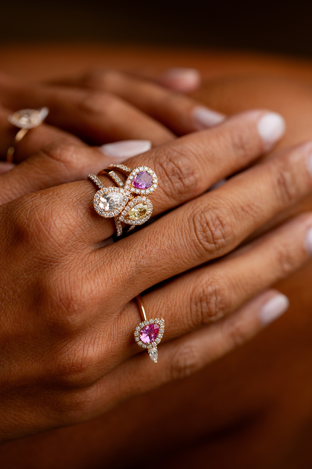 Anel de ouro rosa com diamantes e safira