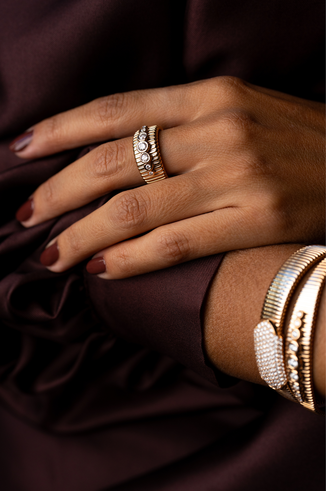 Anel em Ouro Rosa com textura e 7 diamantes