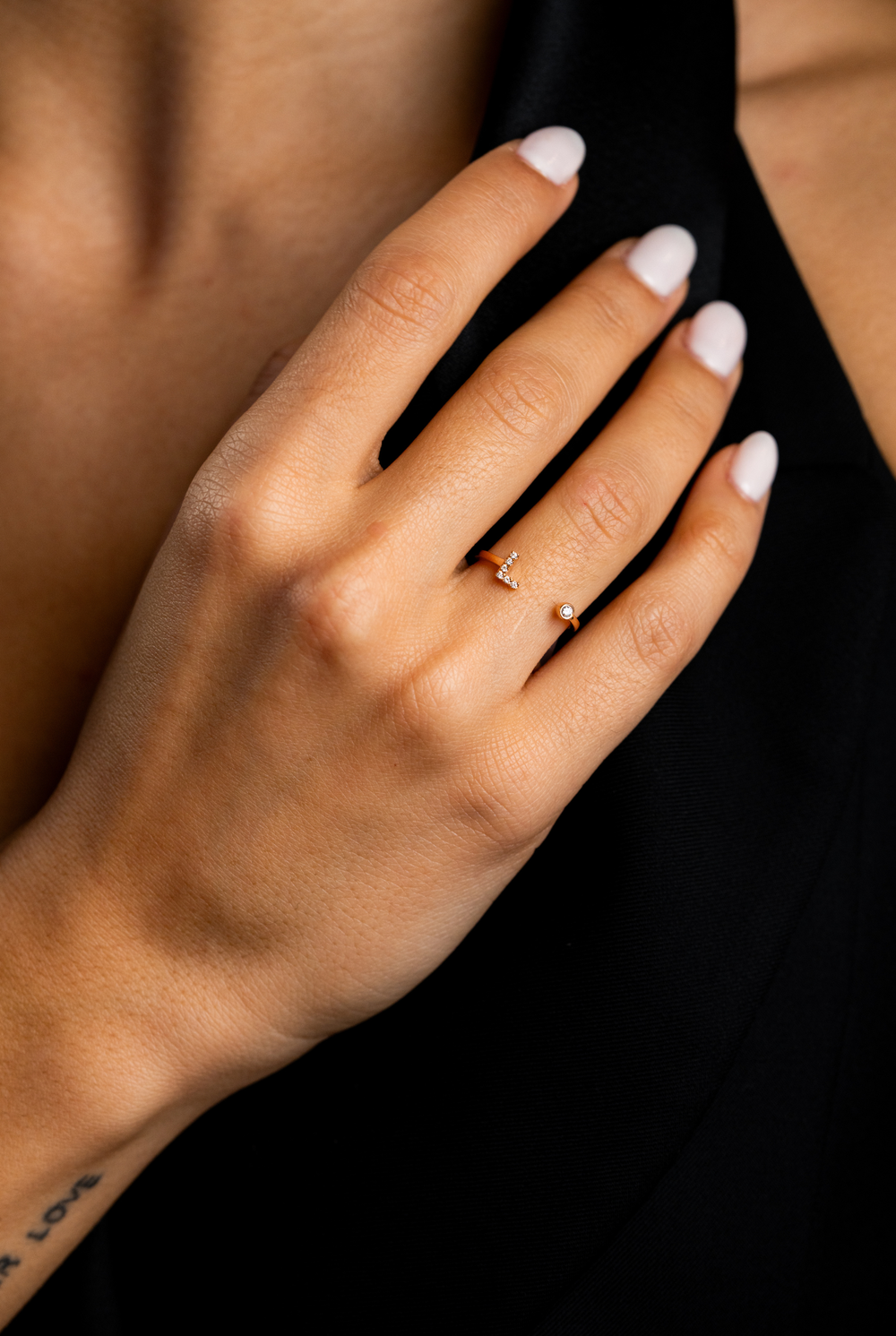 Anel dourado com a letra L