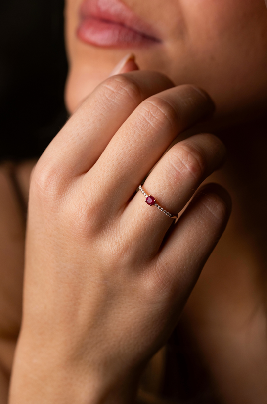 Anel em ouro rosa com diamantes e rubi