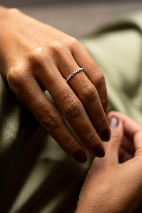 Anel de noivado em ouro branco com diamantes