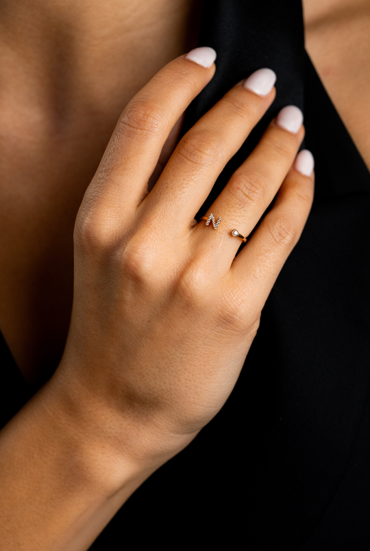 Anel dourado com a letra N