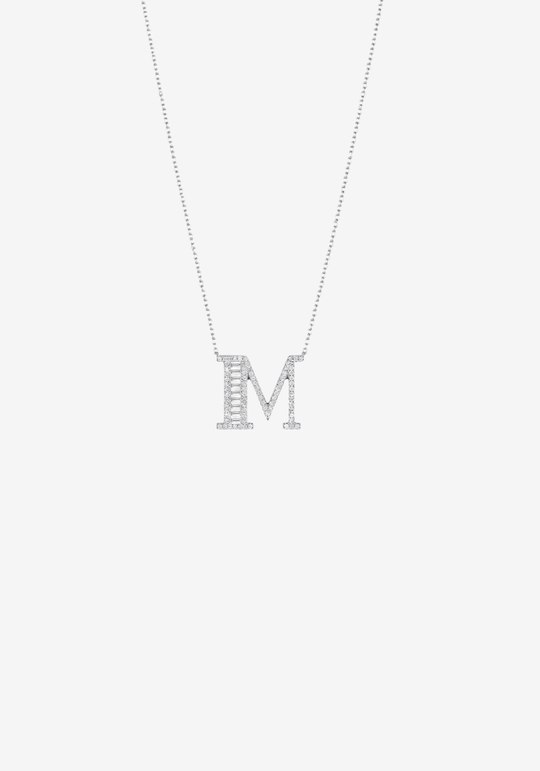 Colar letra em ouro e diamantes