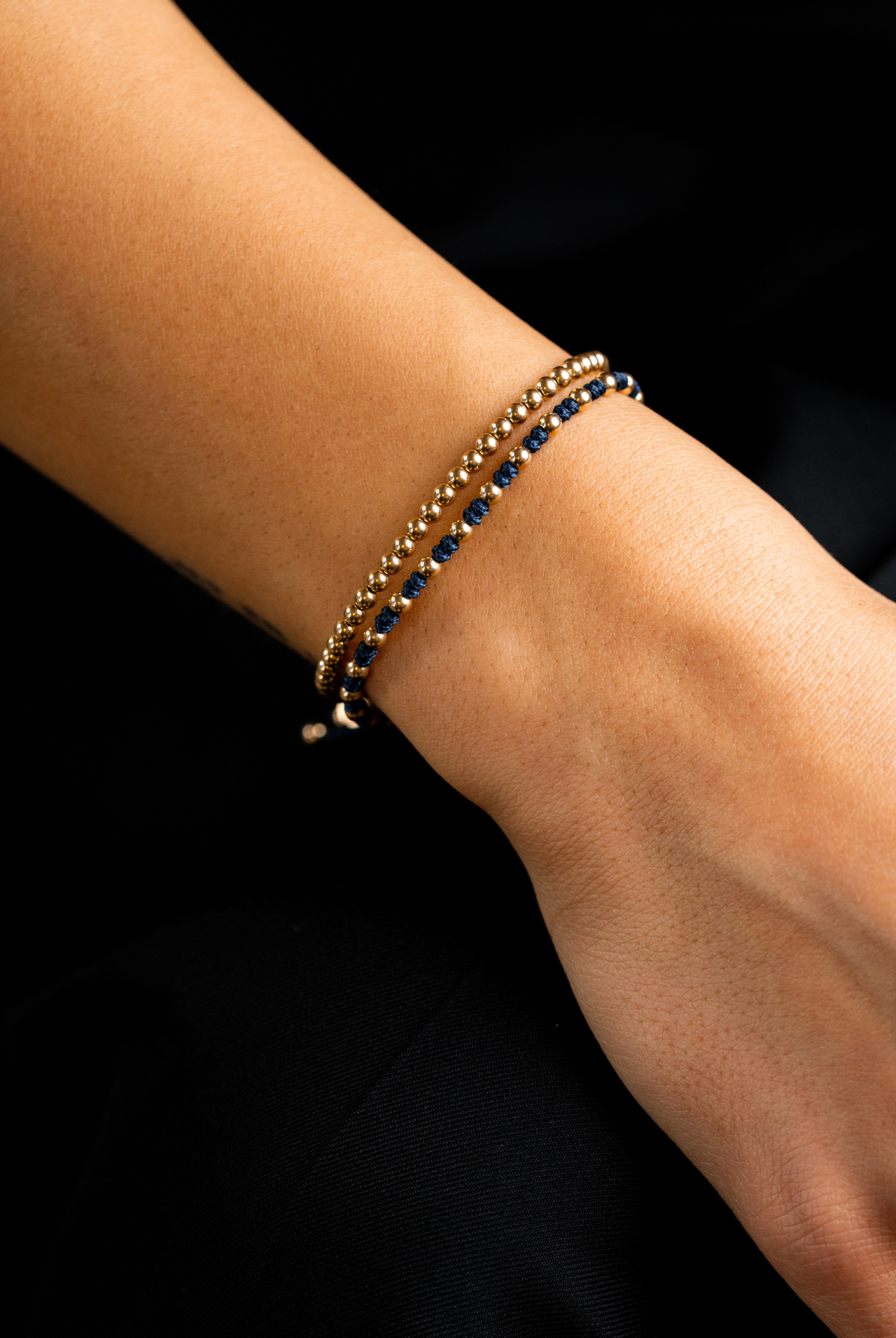 Pulseira às bolinhas em ouro amarelo com algodão azul