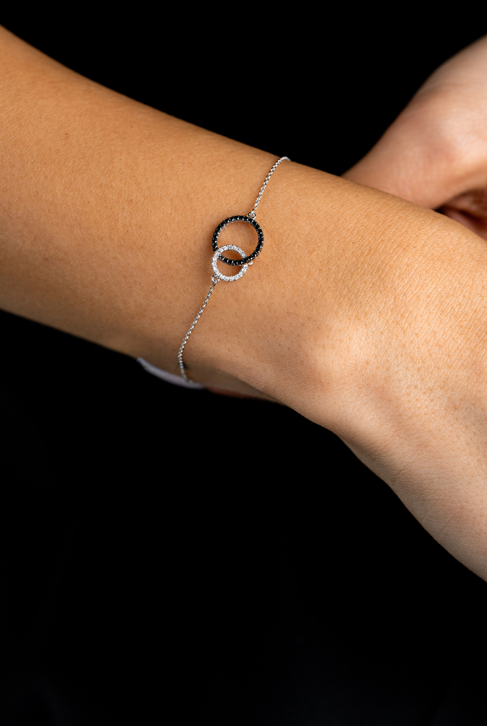 Pulseira Union em ouro branco com diamantes negros