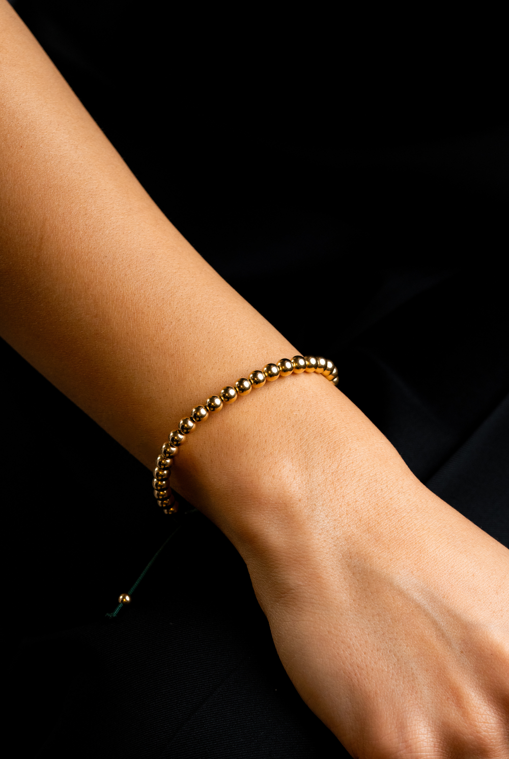 Pulseira às bolinhas em ouro amarelo com algodão verde escuro