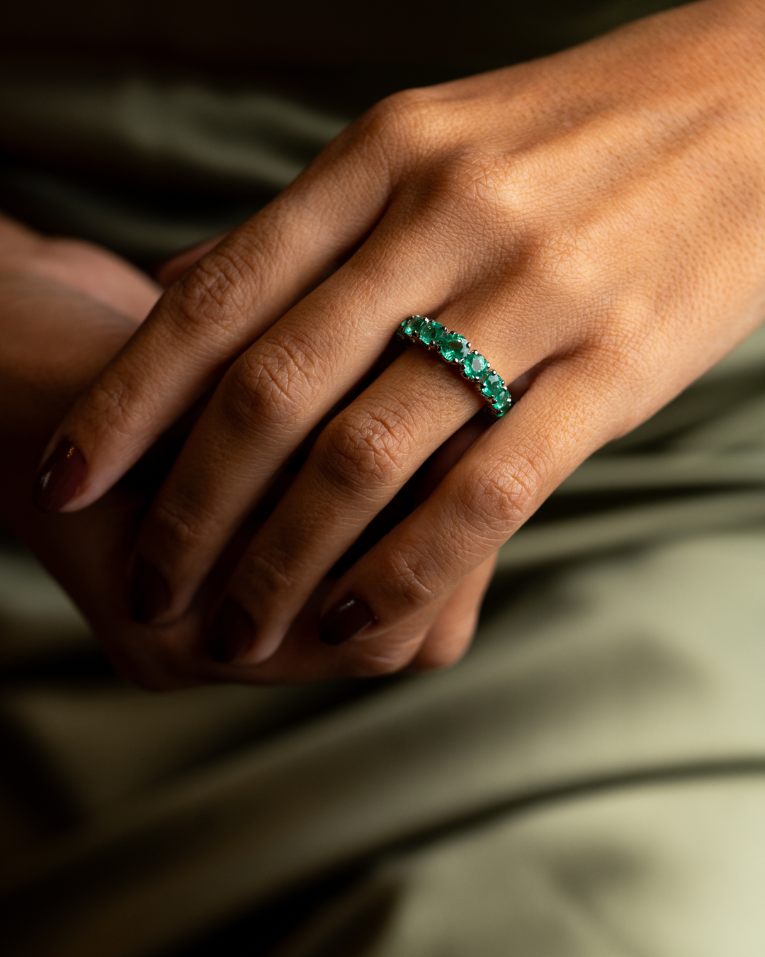 Anel em Ouro Branco com Esmeraldas