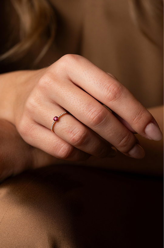 Anel em ouro rosa com diamantes e rubi