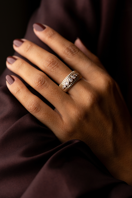 Anel em Ouro Rosa com textura e 7 diamantes
