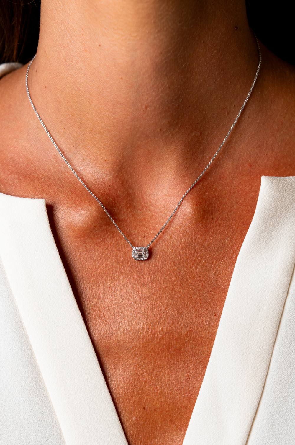 Colar de Cruz em Ouro Branco com Diamantes