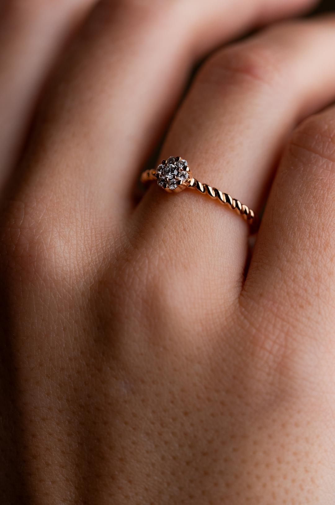 Anel de noivado de ouro e diamantes