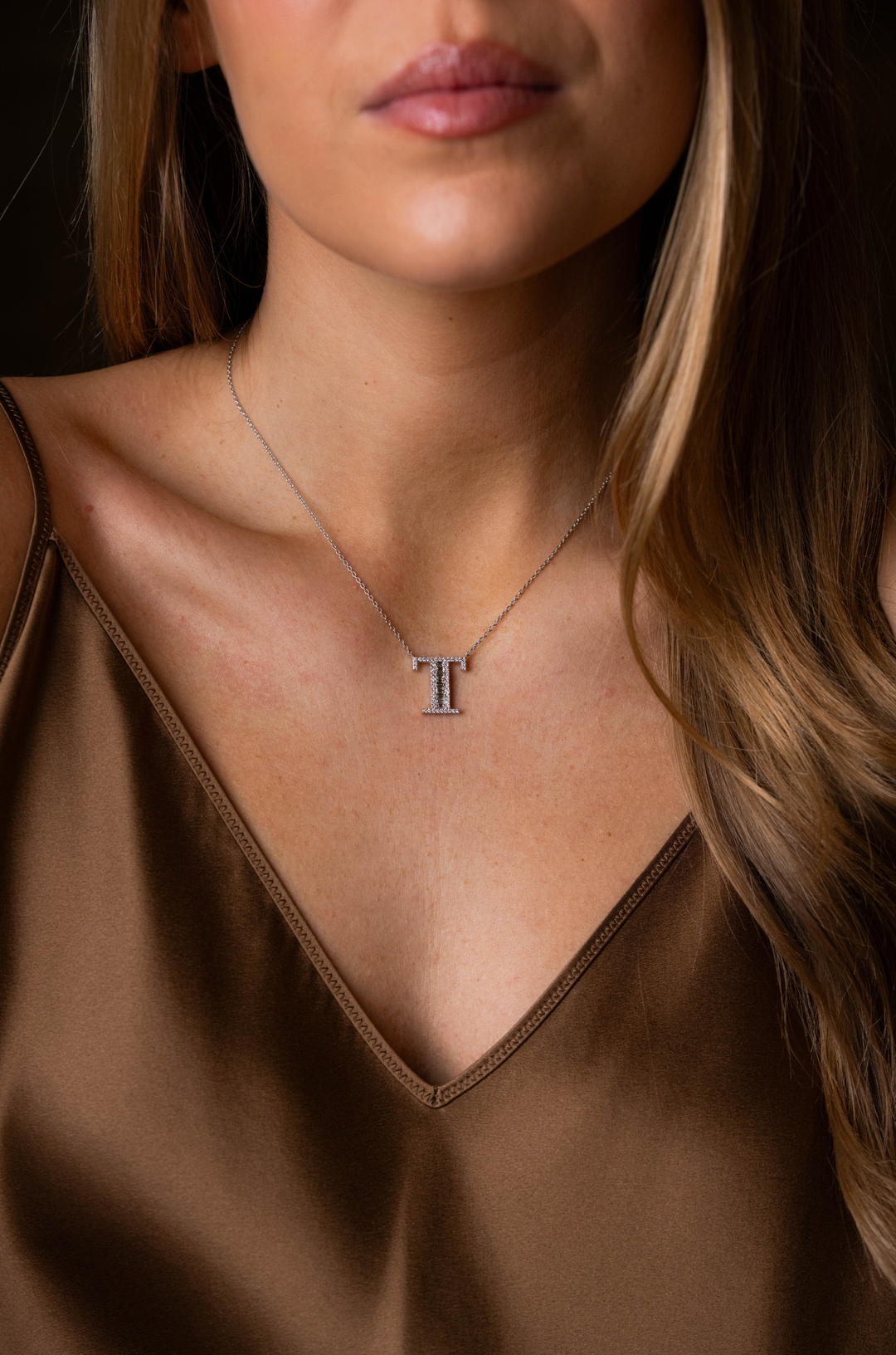 Colar letra em ouro e diamantes