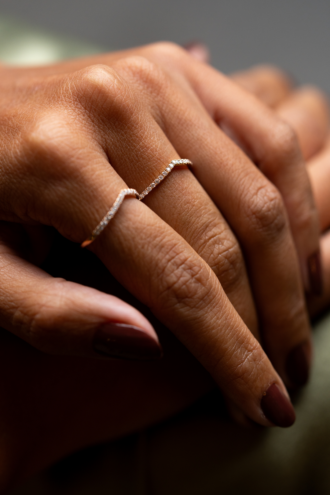 Anel V em ouro rosa com diamantes