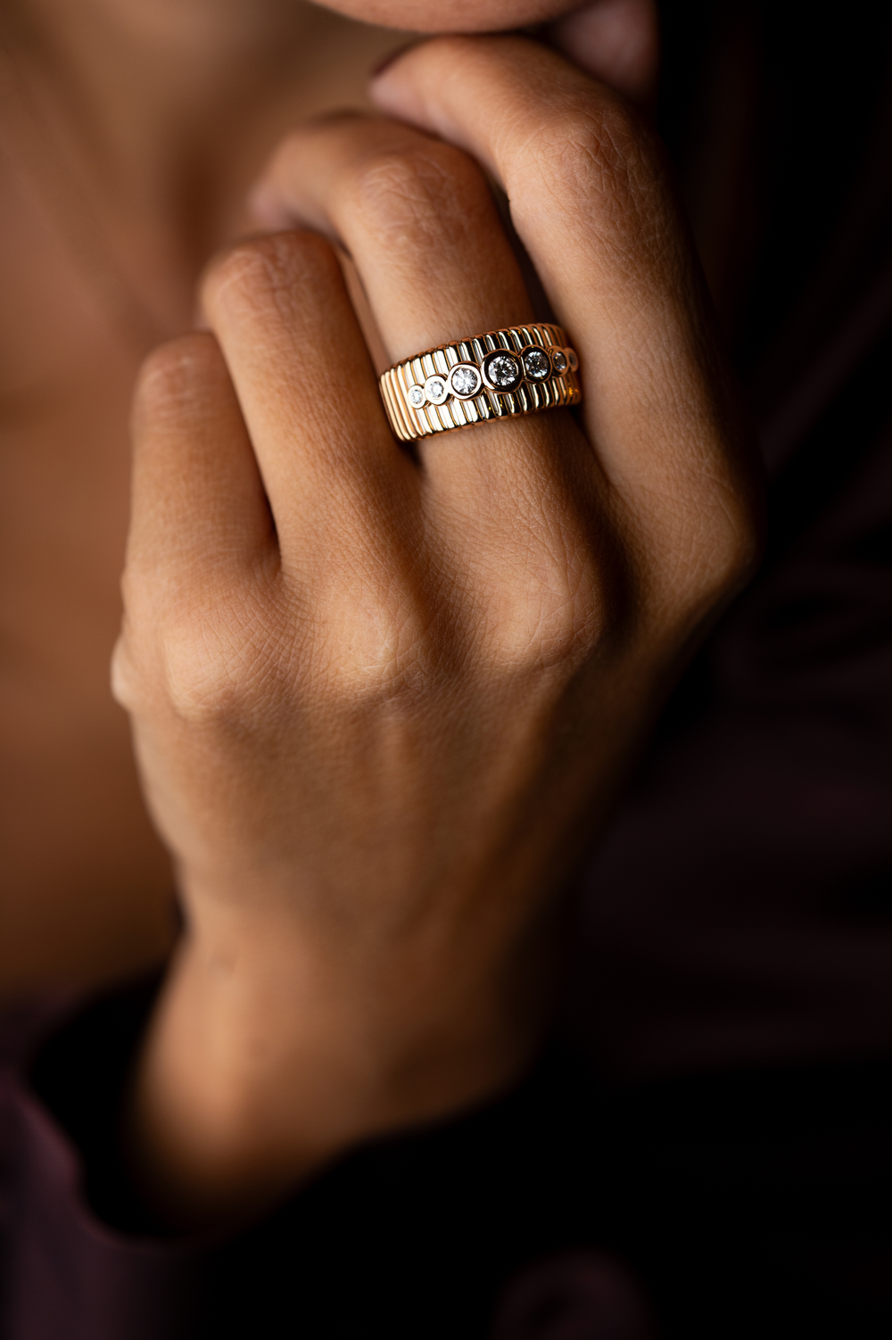 Anel em Ouro Rosa com textura e 7 diamantes