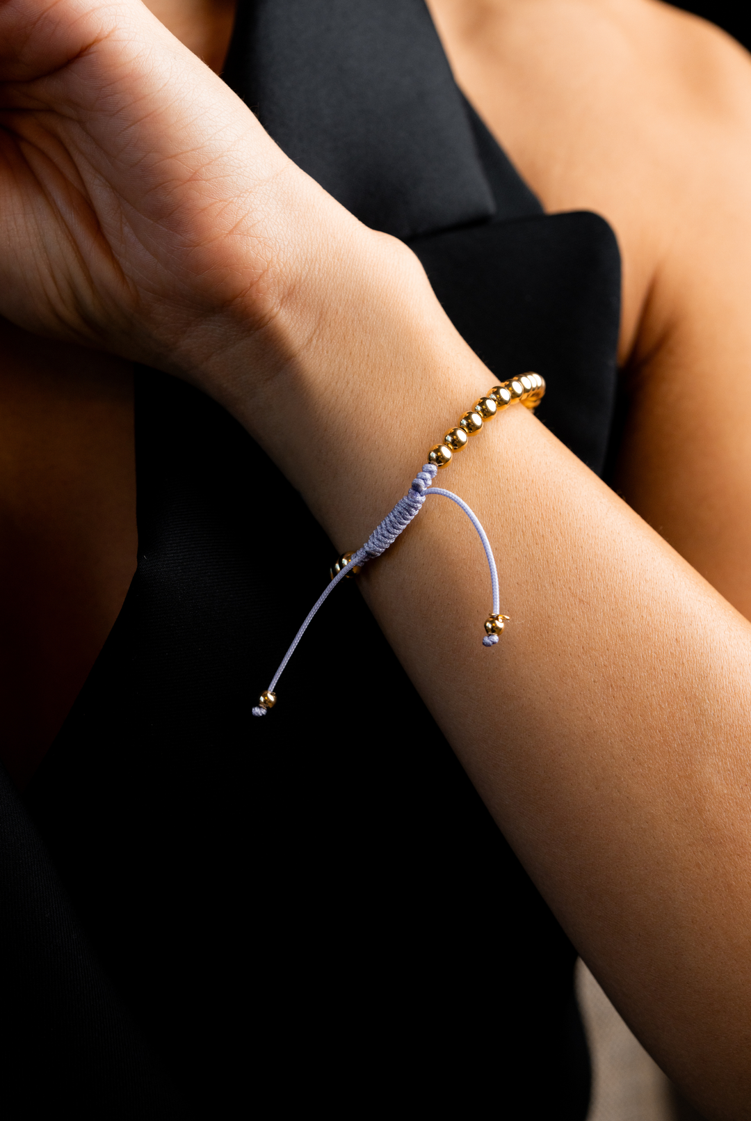 Pulseira às bolinhas em ouro amarelo com algodão lilás