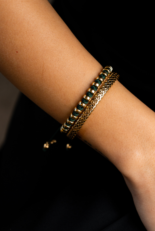 Pulseira em prata amarela com algodão verde escuro