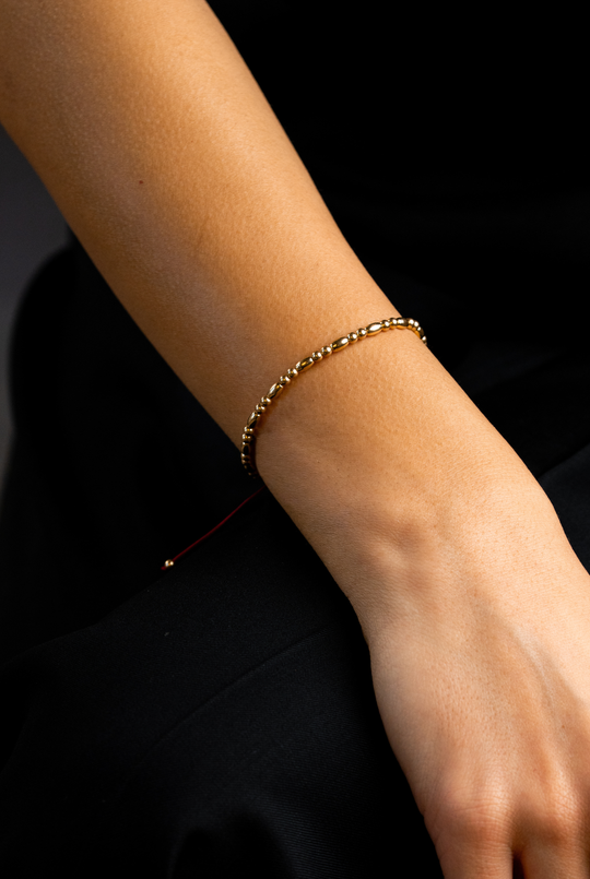 Pulseira em ouro amarelo com algodão bordeaux