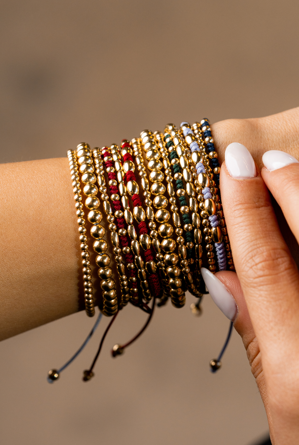 Pulseira às bolinhas em ouro amarelo com algodão lilás