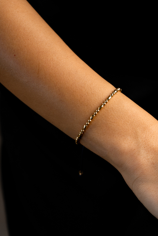 Pulseira em ouro amarelo com algodão azul