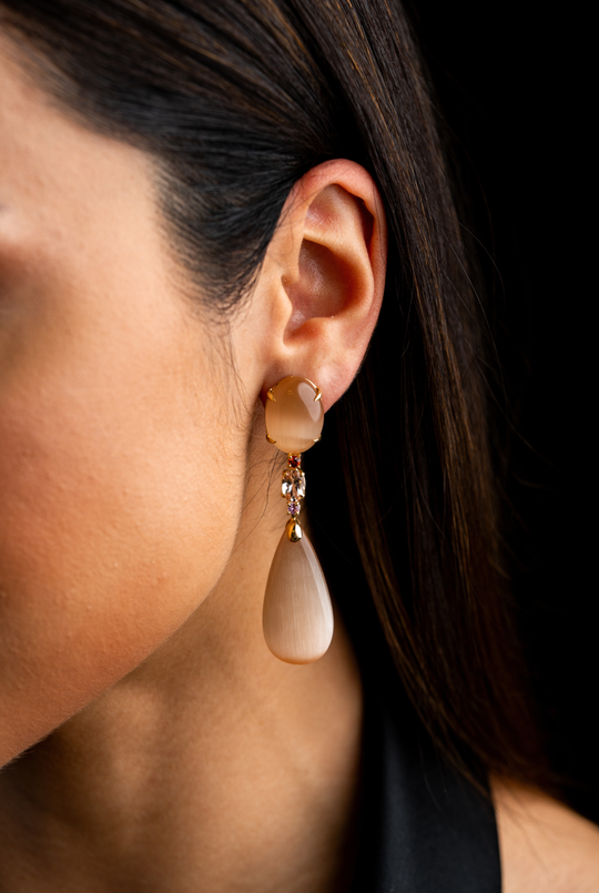 Brincos em ouro com pedra-da-lua em hidropêssego, morganite e safiras. 