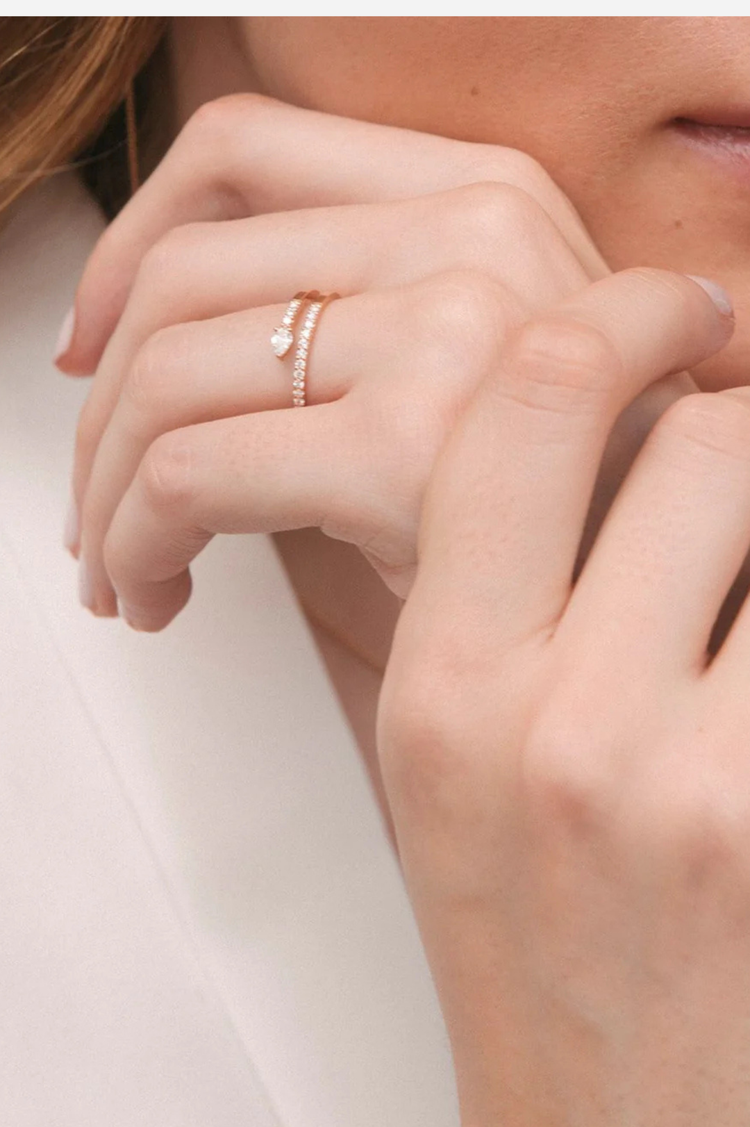 Anel Sattelite em ouro rosa com diamantes