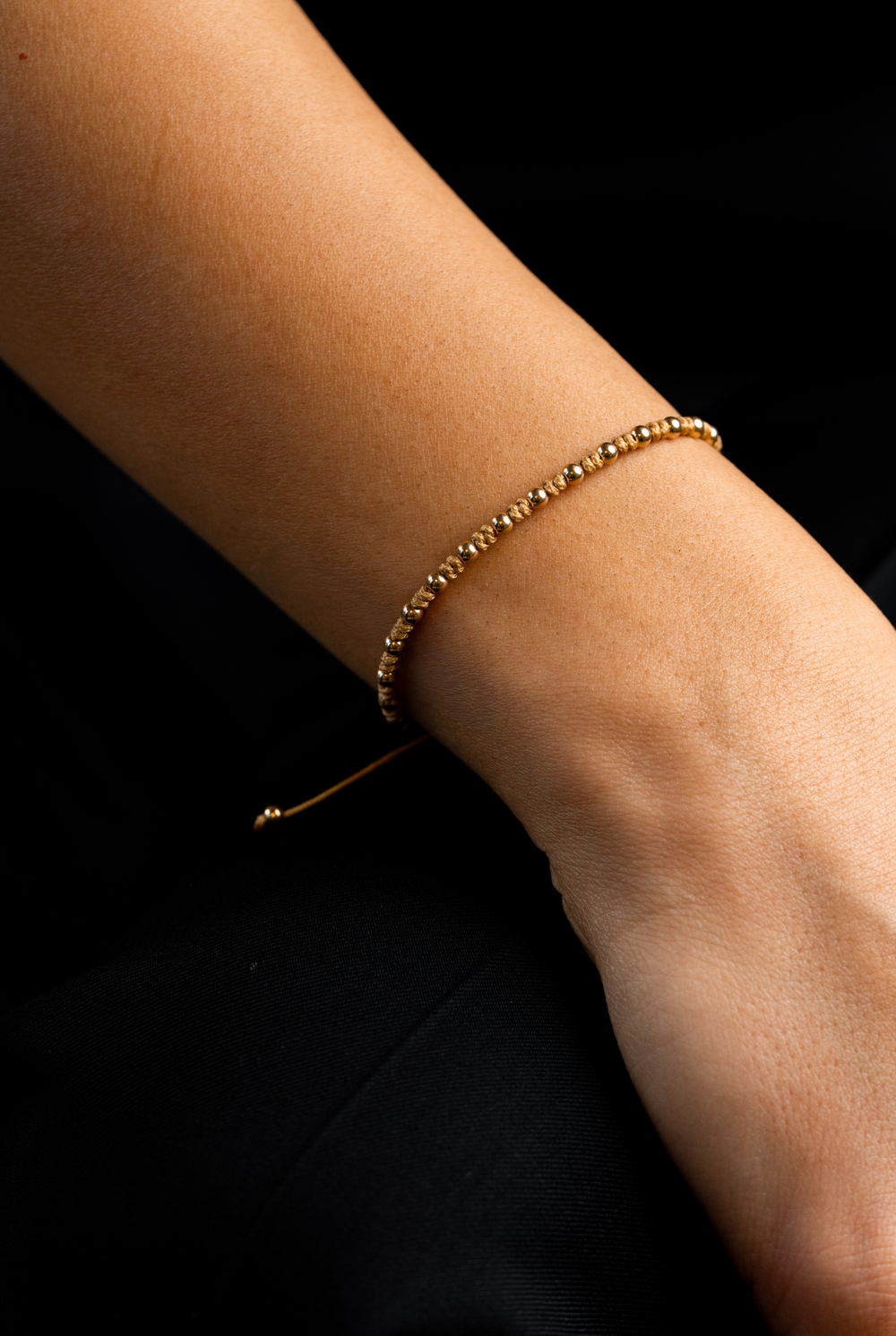 Pulseira em ouro com bolinhas e algodão bege