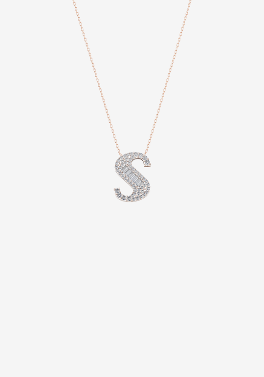 Colar letra em ouro e diamantes