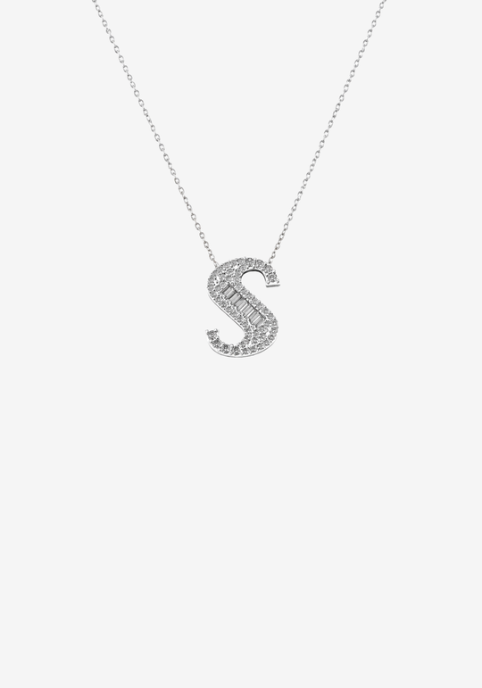 Colar letra em ouro e diamantes