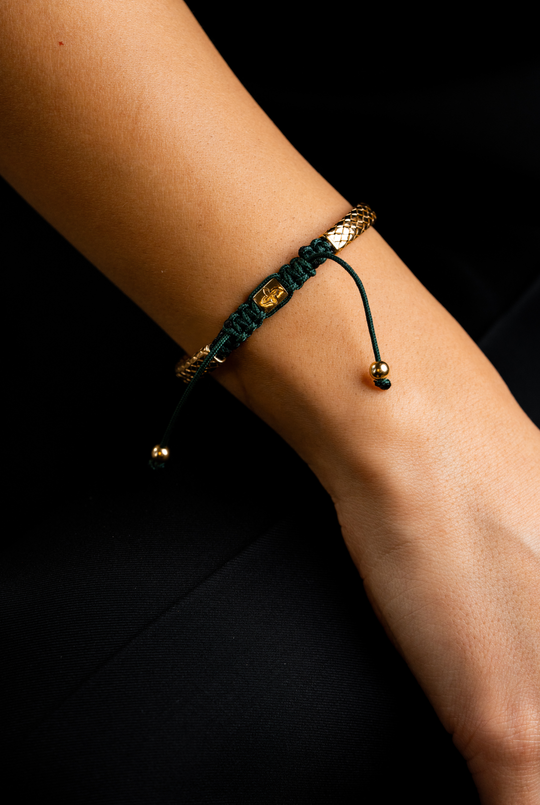 Pulseira em prata amarela com algodão verde escuro