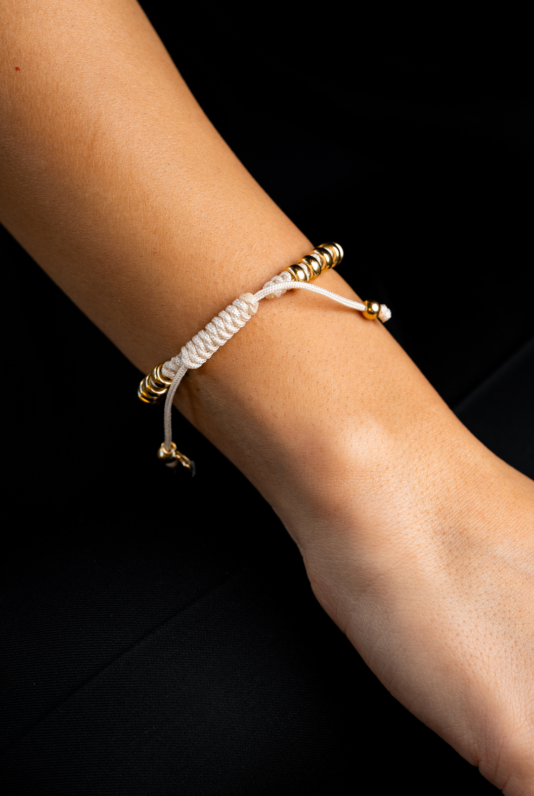 Pulseira com bolinhas prateadas e algodão creme. 