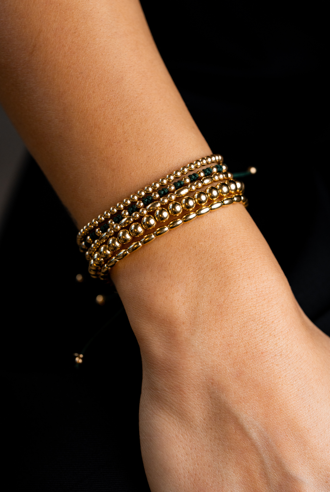 Pulseira às bolinhas em ouro amarelo com algodão verde escuro