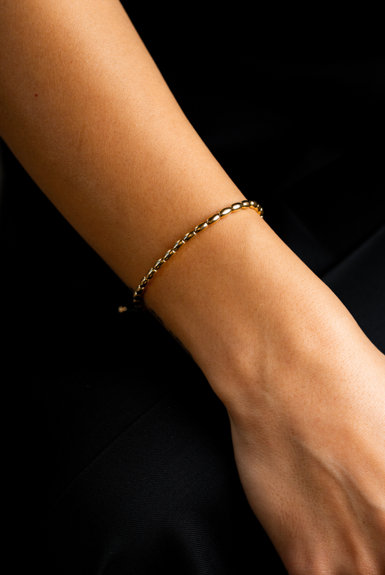 Pulseira em ouro amarelo com algodão lilás