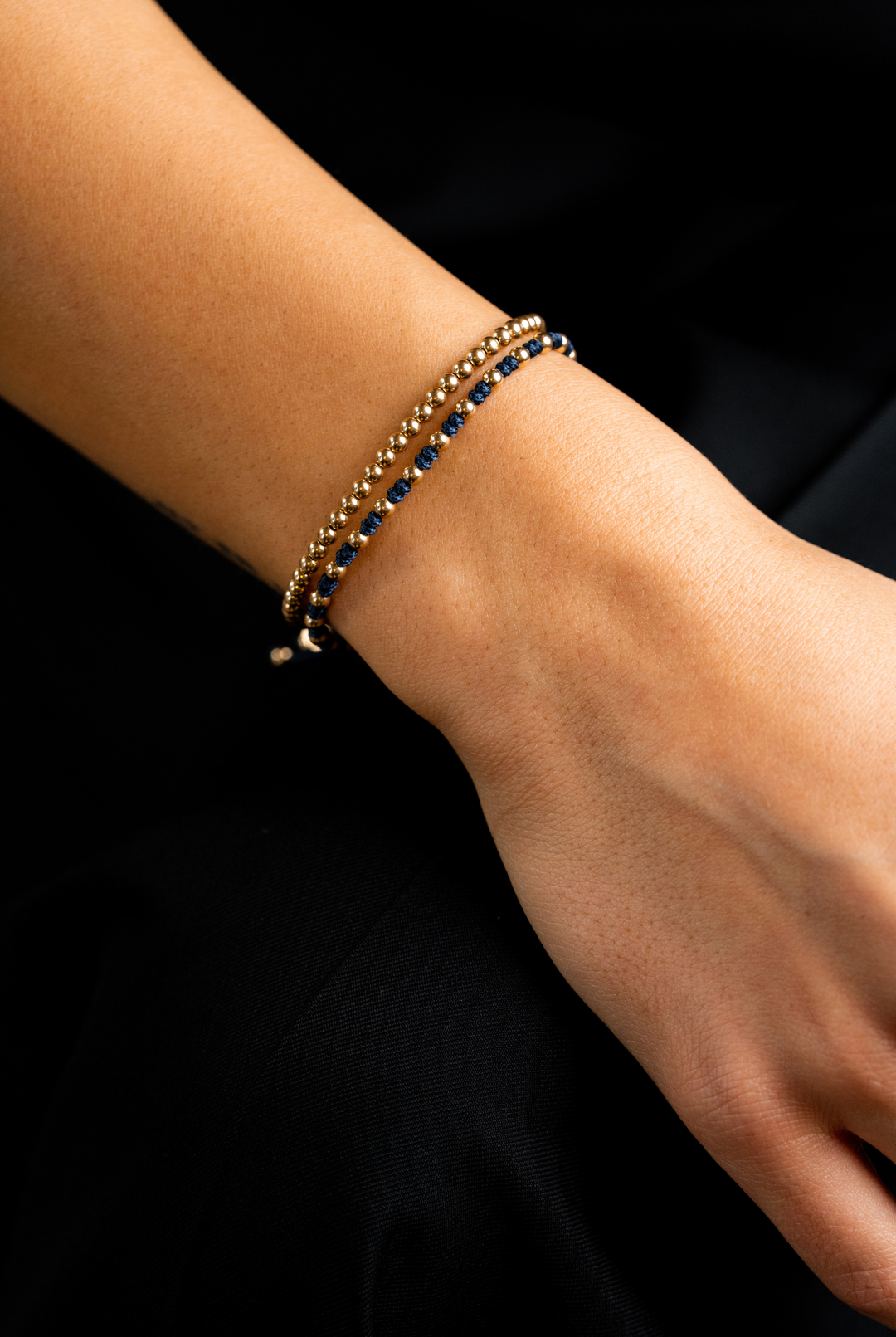 Pulseira às bolinhas em ouro amarelo com algodão azul