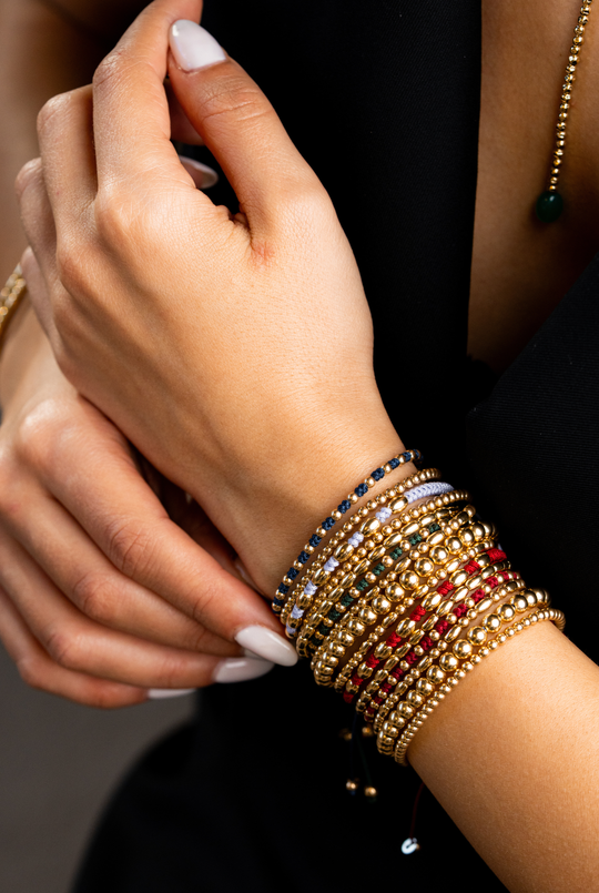 Pulseira em ouro amarelo com algodão lilás