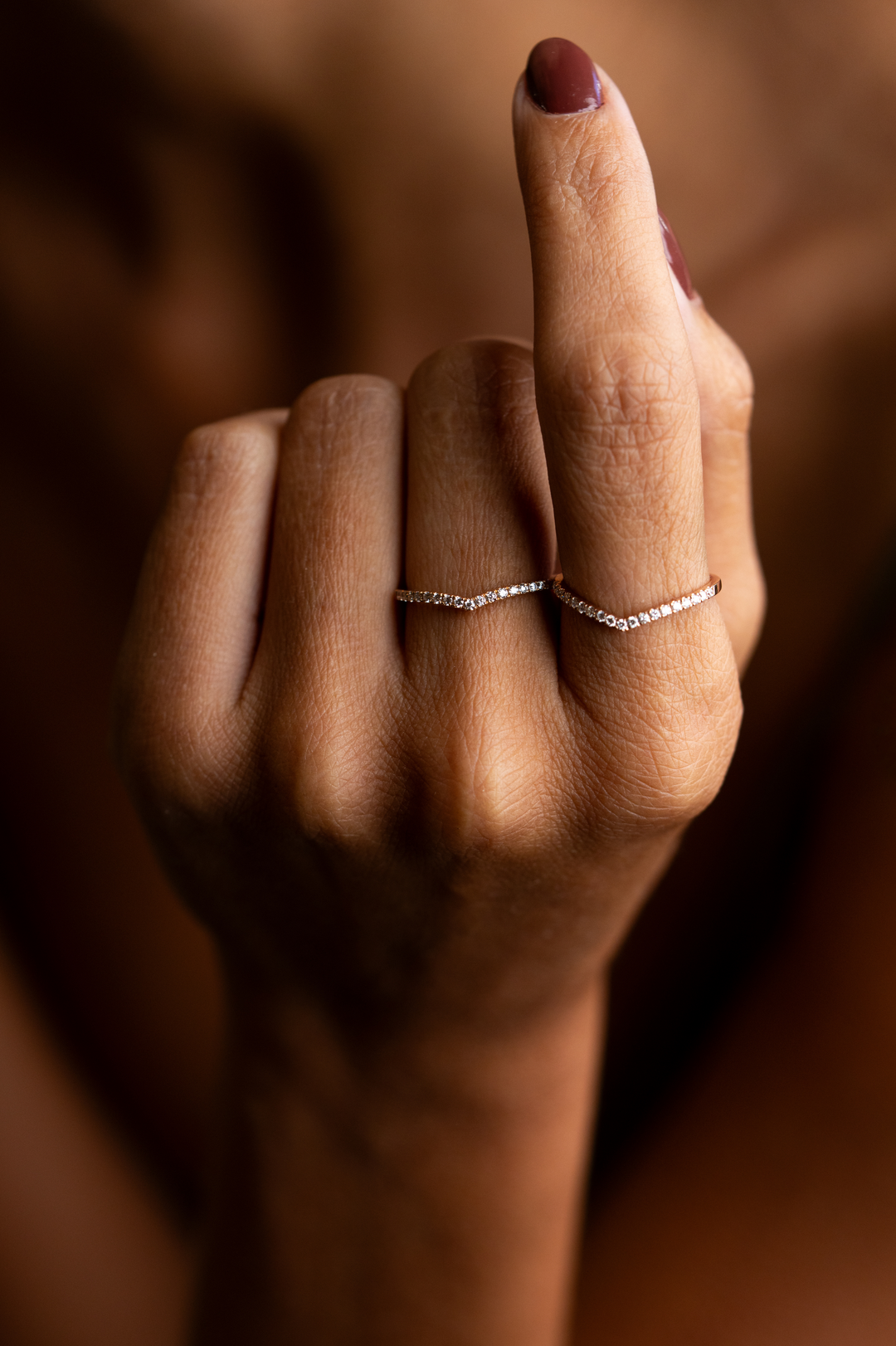 Anel V em ouro rosa com diamantes