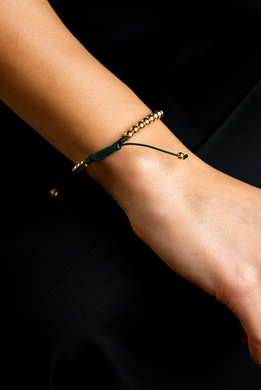 Pulseira às bolinhas em ouro amarelo com algodão verde escuro