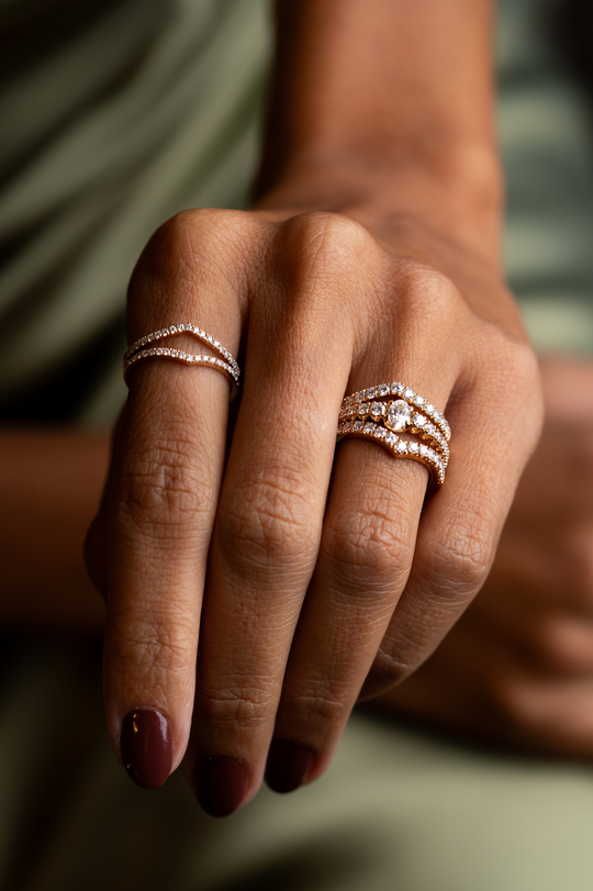 Anel V em ouro rosa com diamantes