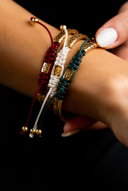 Pulseira em prata amarela com algodão branco