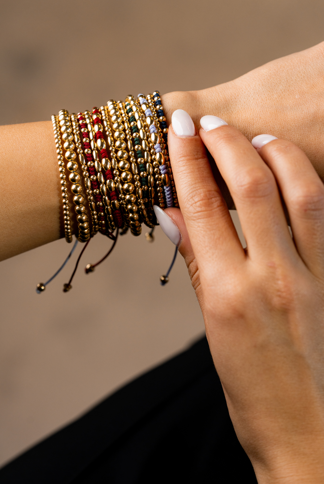 Pulseira às bolinhas em ouro amarelo com algodão verde escuro