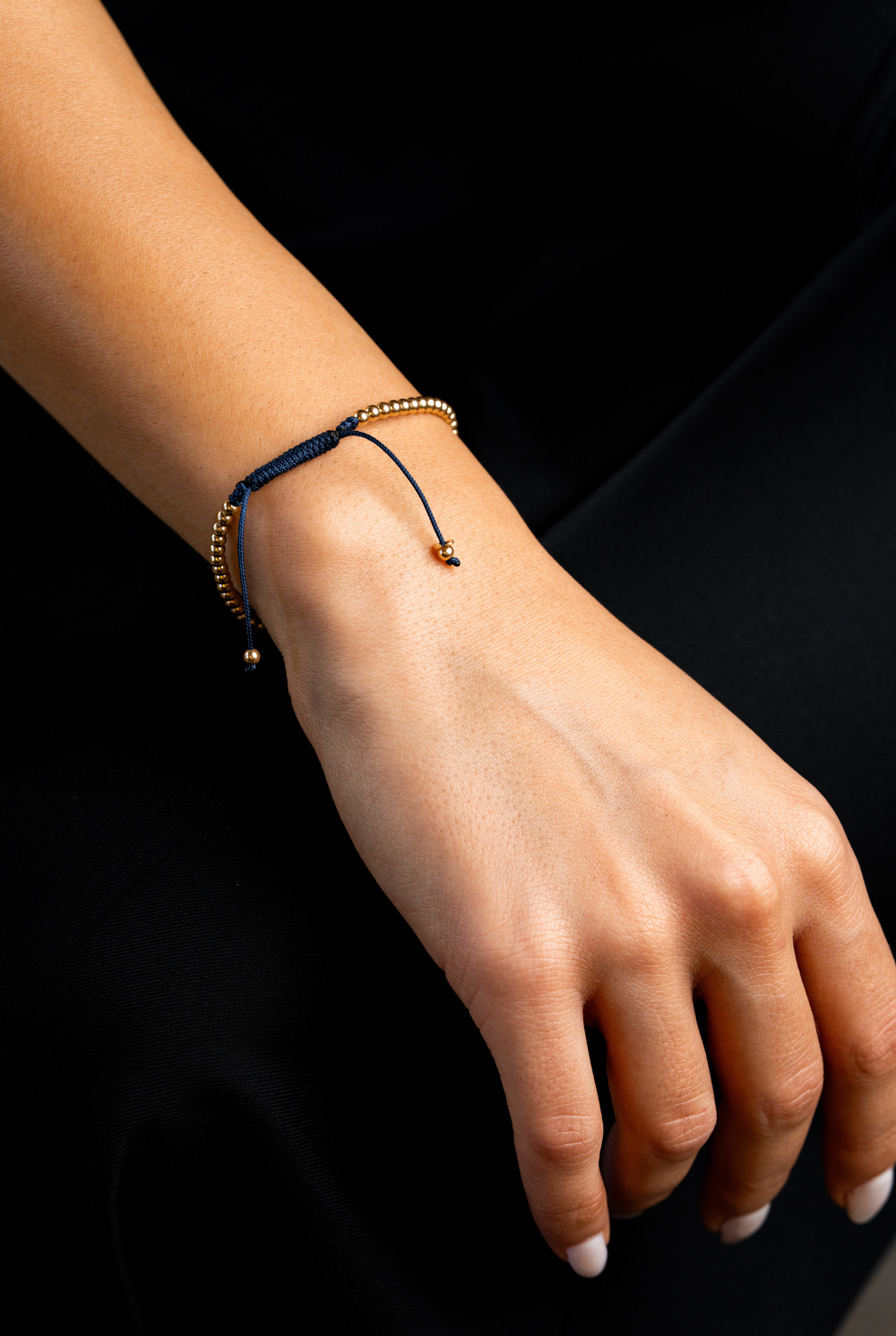 Pulseira às bolinhas em ouro amarelo com algodão azul