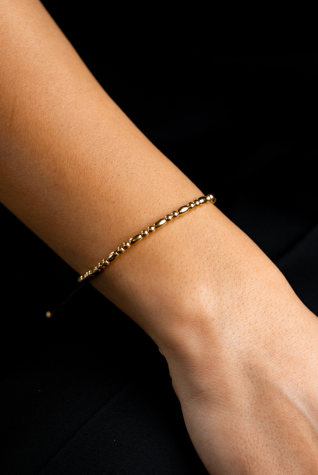 Pulseira em ouro amarelo com algodão verde escuro