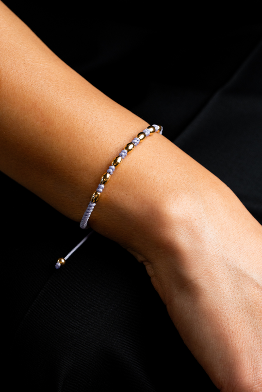 Pulseira às bolinhas em ouro amarelo com algodão lilás 