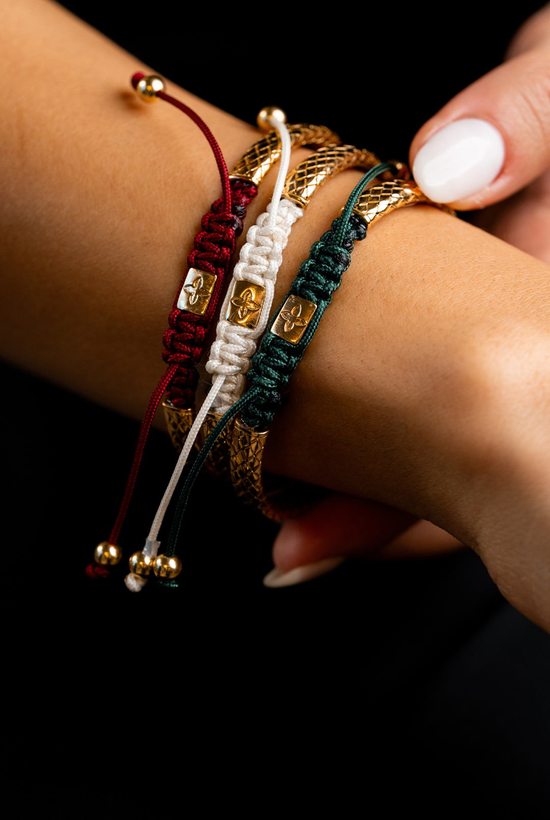 Pulseira em prata amarela com algodão verde escuro