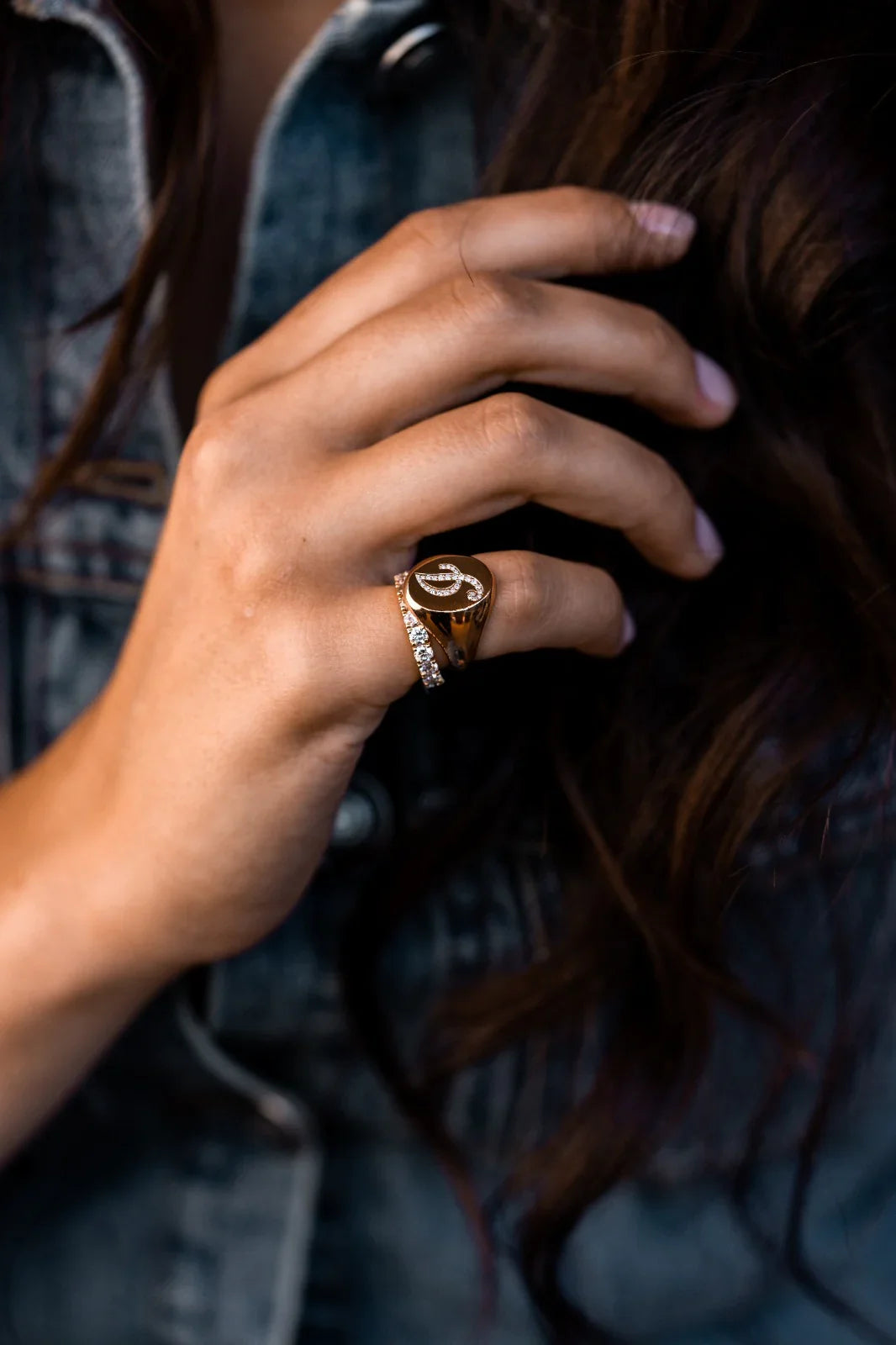 Anel Dourado Letra I com Diamantes