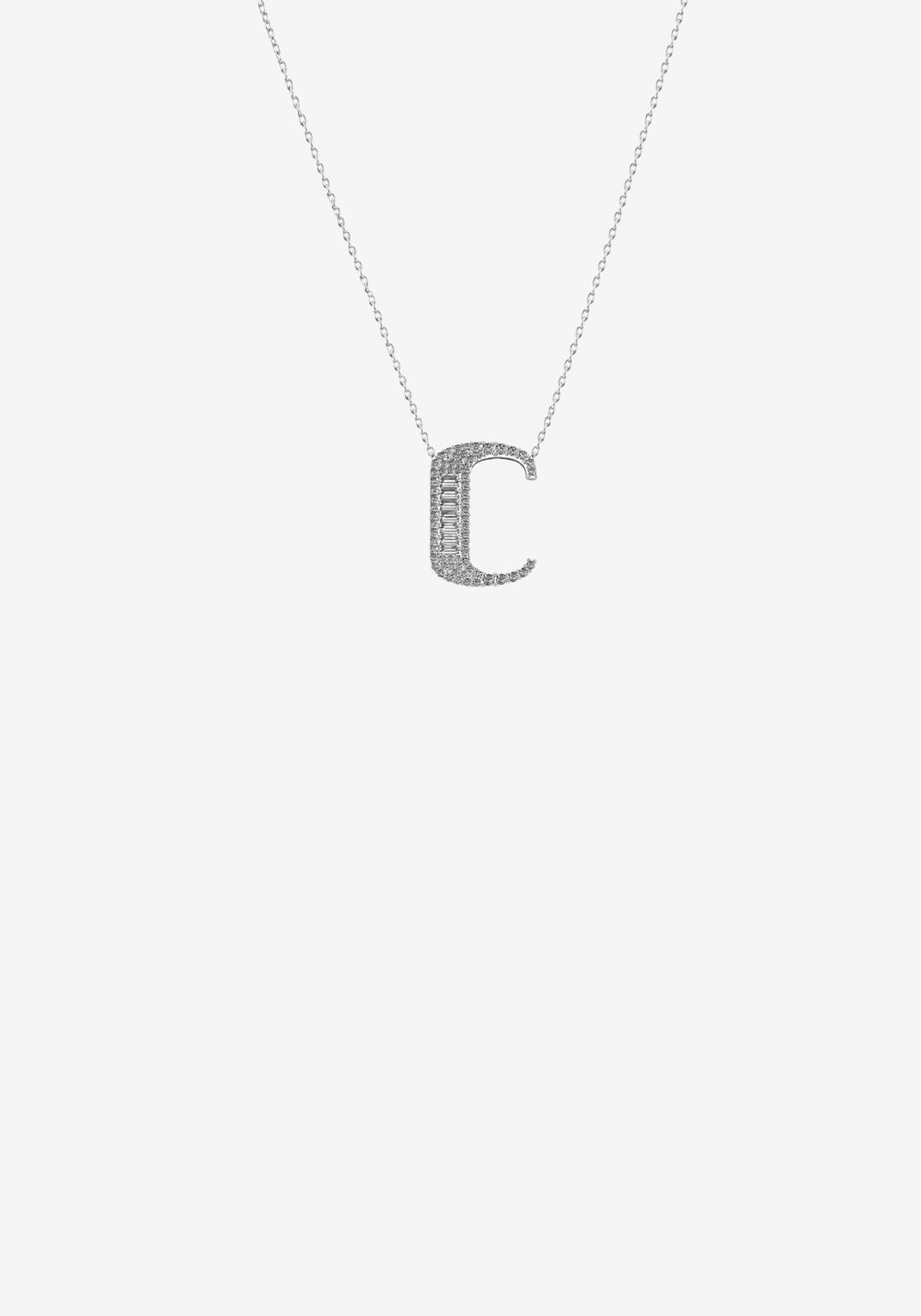 Colar letra em ouro e diamantes