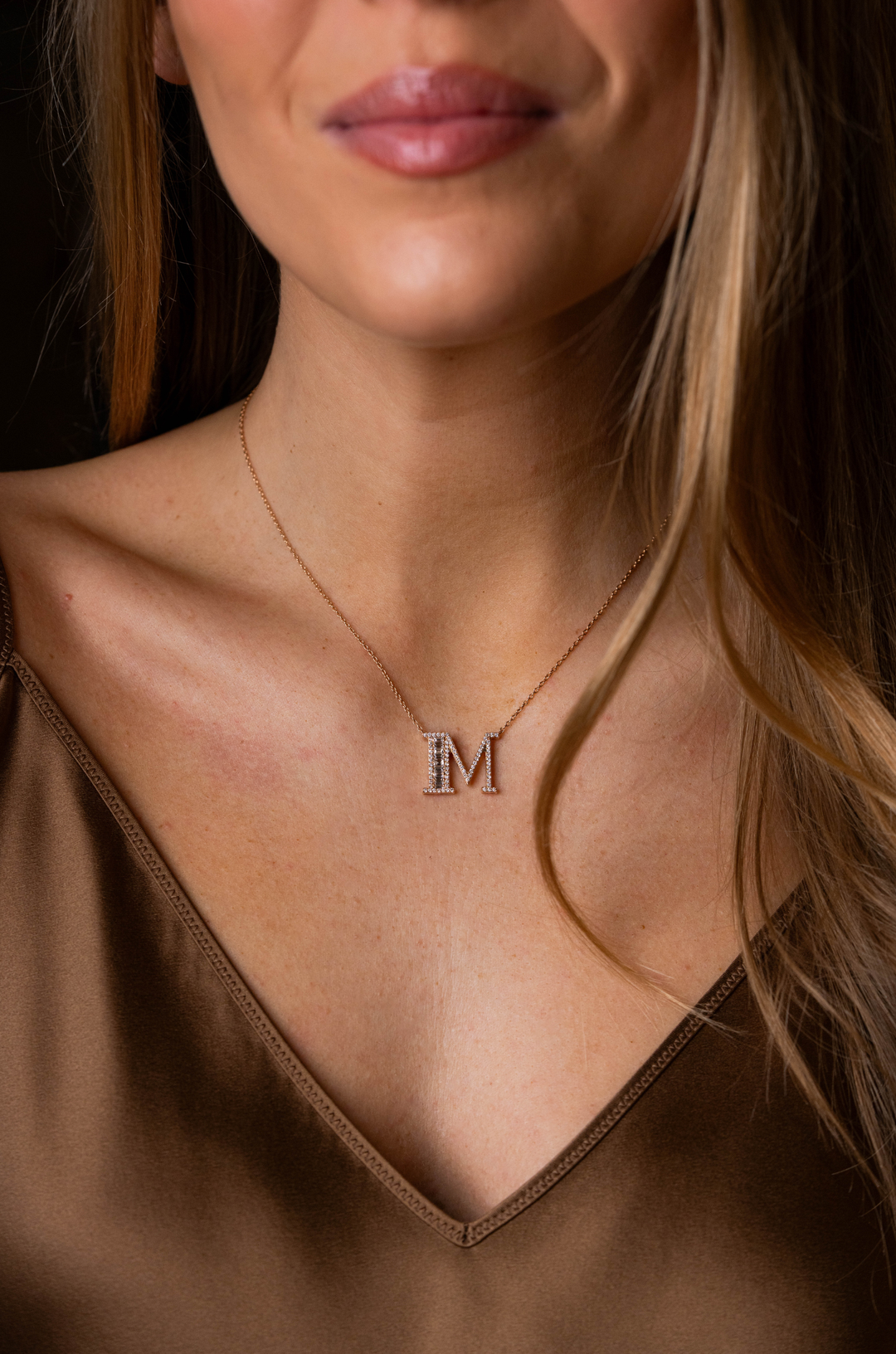 Colar letra em ouro e diamantes