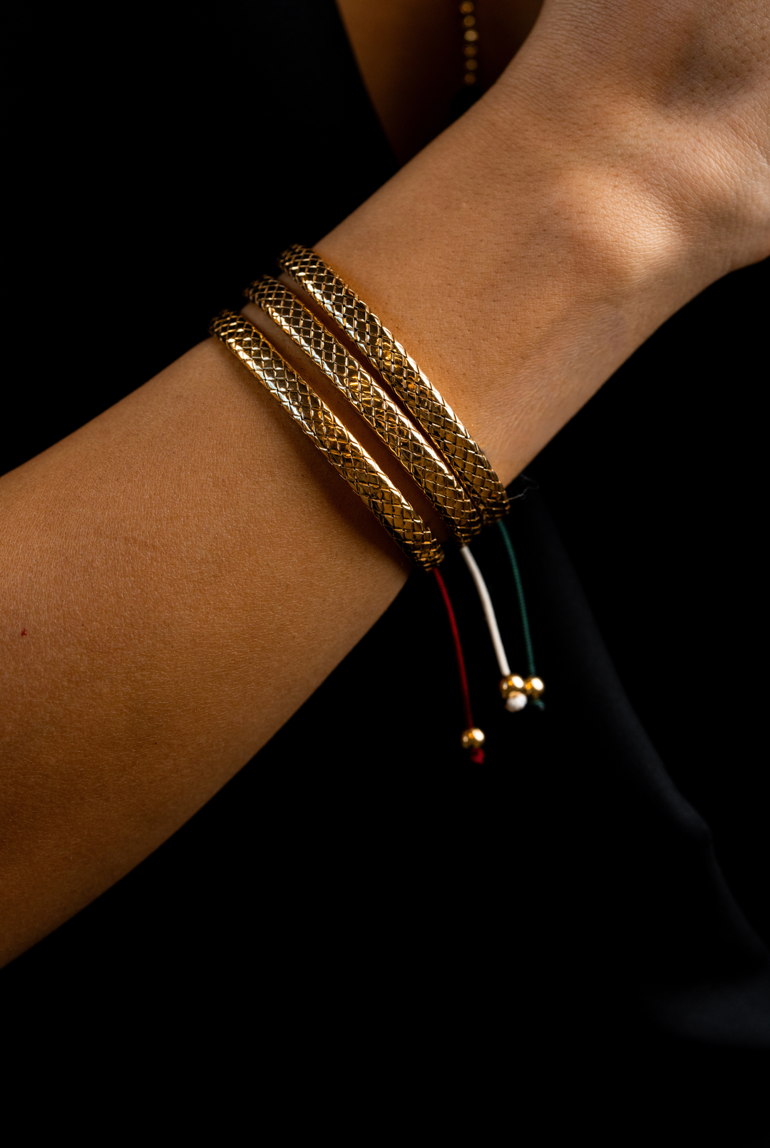 Pulseira em prata amarela com algodão branco