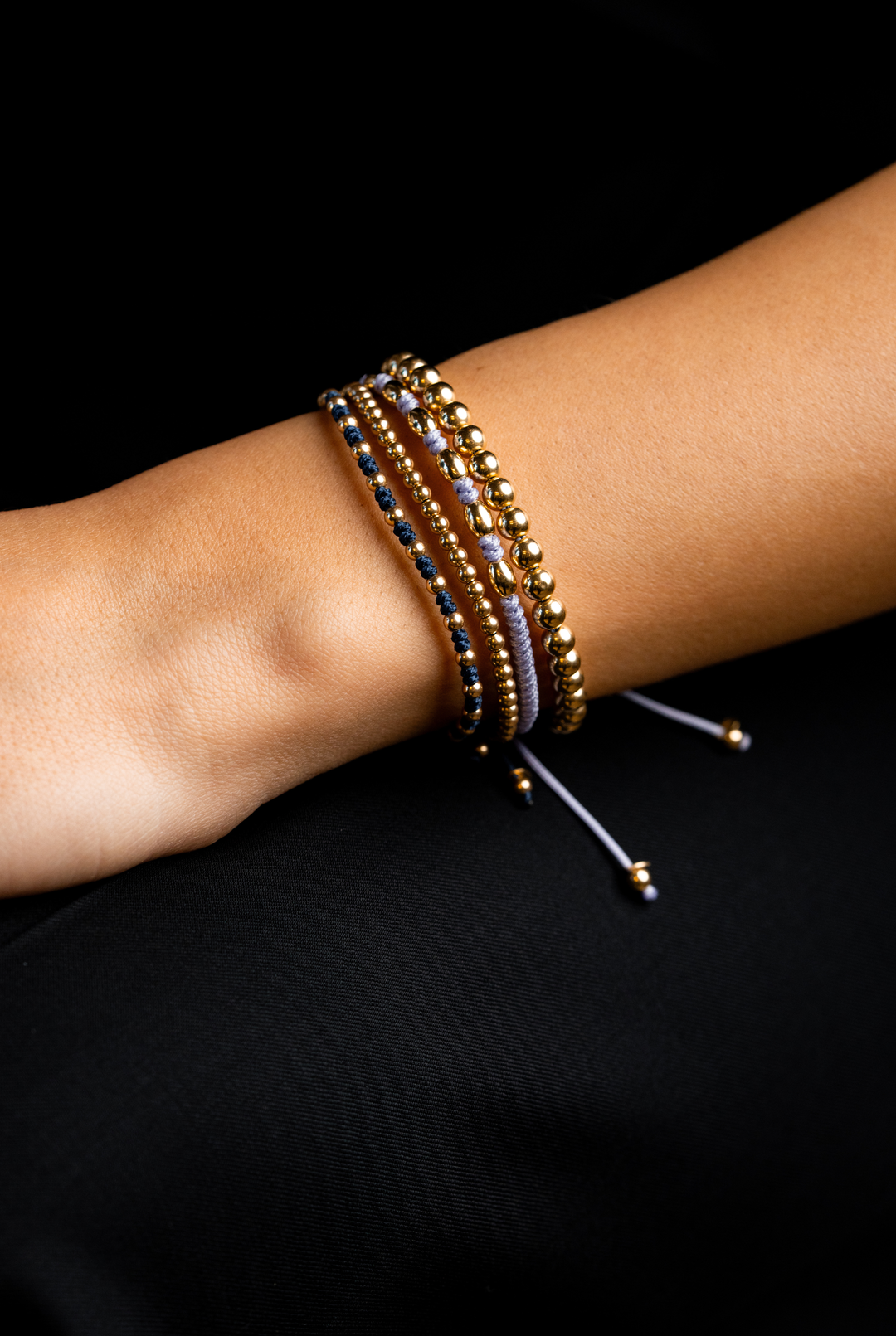 Pulseira às bolinhas em ouro amarelo com algodão azul