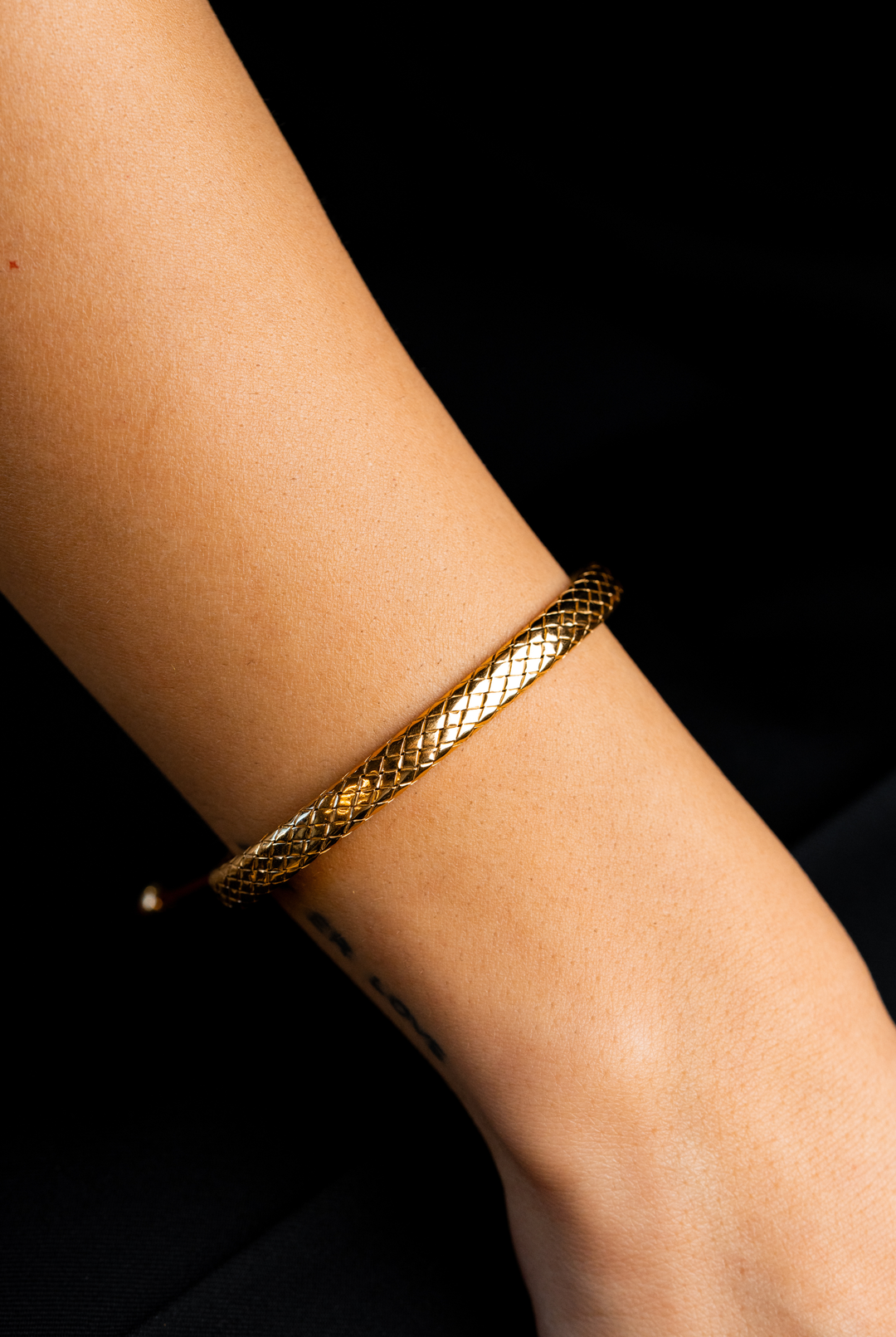 Pulseira em prata amarela com algodão bordeaux