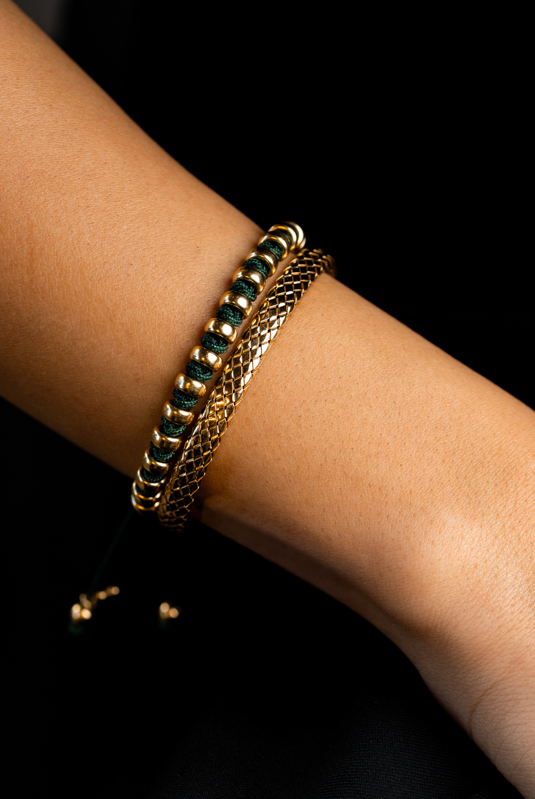 Pulseira de bolinhas prateadas com algodão verde escuro 